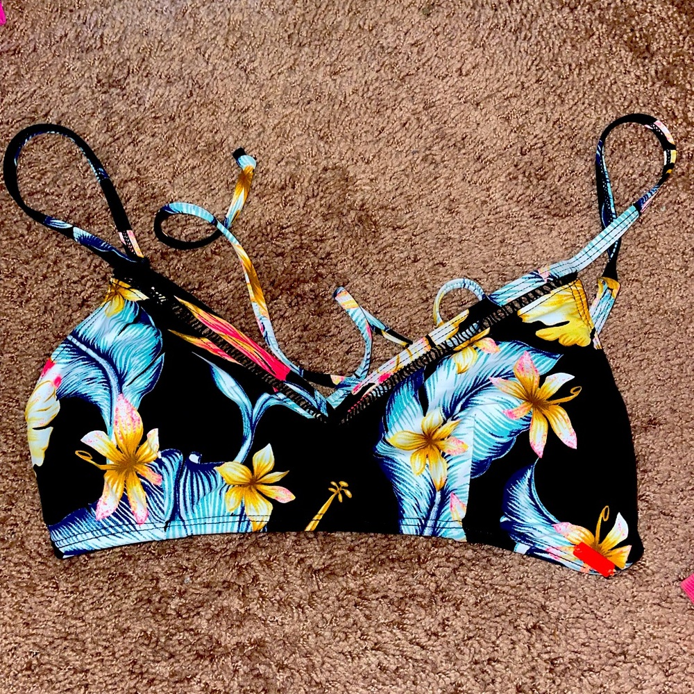 Roxy bikini top, NWOT, size medium